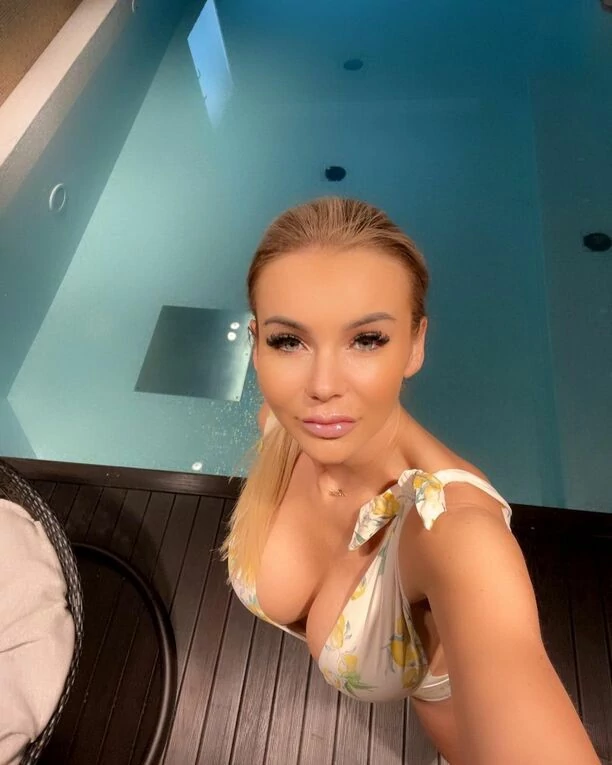 Uwielbiana gwiazda disco polo prowokuje! Ponętny biust mocno wyeksponowany [Zdjęcia]