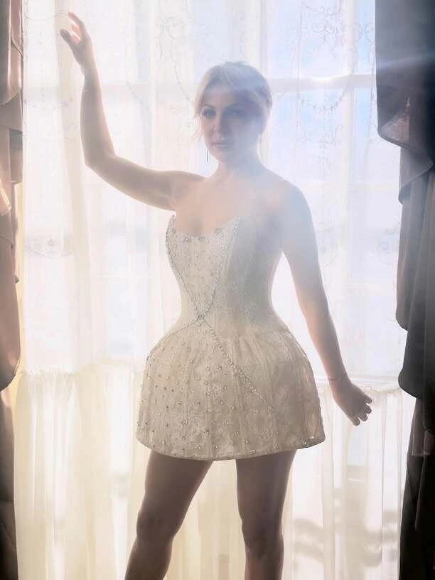 Magda Narożna w dopasowanej mini! Wygląda jak księżniczka disco polo!