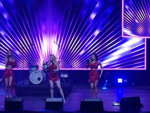 Kobiecy IDEAŁ?! Kasia Grabowska z Top Girls zniewala w seksownej stylizacji! Tak gwiazda disco polo wyszła na scenę! Fani „Wyglądasz Bosko„