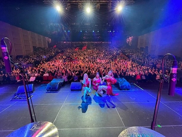 Kobiecy IDEAŁ?! Kasia Grabowska z Top Girls zniewala w seksownej stylizacji! Tak gwiazda disco polo wyszła na scenę! Fani „Wyglądasz Bosko„