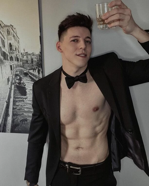 Znany artysta disco polo bez koszulki! Muzyk pokazał gołą klatę! Fanki zachwycają się w komentarzach ”rozwaliłeś system”