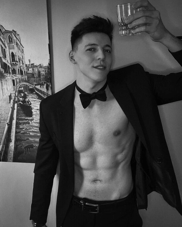 Znany artysta disco polo bez koszulki! Muzyk pokazał gołą klatę! Fanki zachwycają się w komentarzach ”rozwaliłeś system”