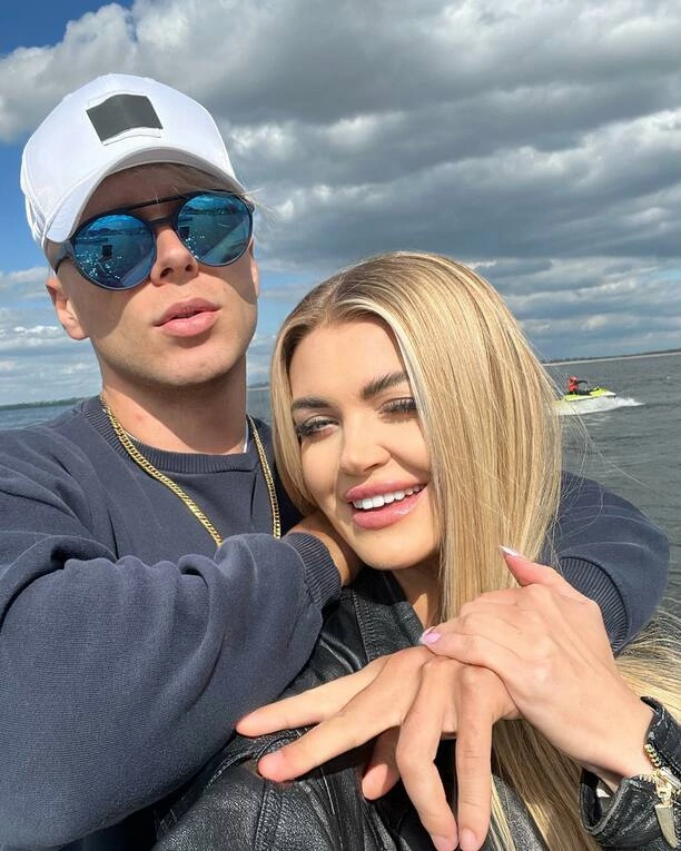 Skolim w objęciach pięknej blondynki! Kim jest tajemnicza kobieta?! To znana gwiazda Polo TV