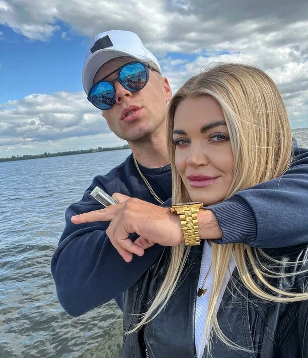 Skolim w objęciach pięknej blondynki! Kim jest tajemnicza kobieta?! To znana gwiazda Polo TV