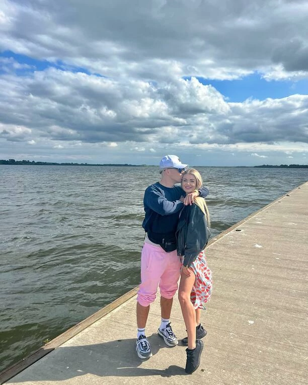 Skolim w objęciach pięknej blondynki! Kim jest tajemnicza kobieta?! To znana gwiazda Polo TV