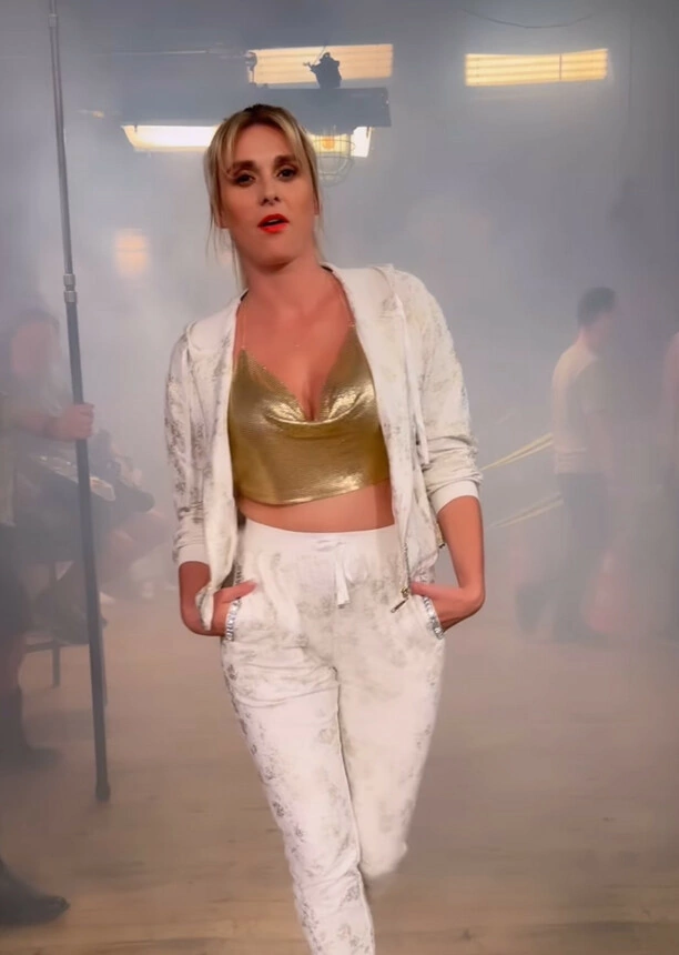 Kajra na ustach wszystkich! Żona Sławomira w złotym topie bez biustonosza w serialu! Zobaczcie tę stylizację!