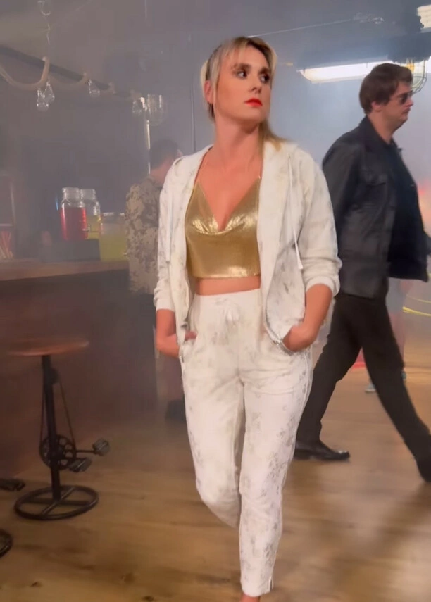 Kajra na ustach wszystkich! Żona Sławomira w złotym topie bez biustonosza w serialu! Zobaczcie tę stylizację!