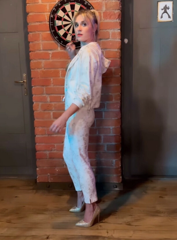 Kajra na ustach wszystkich! Żona Sławomira w złotym topie bez biustonosza w serialu! Zobaczcie tę stylizację!