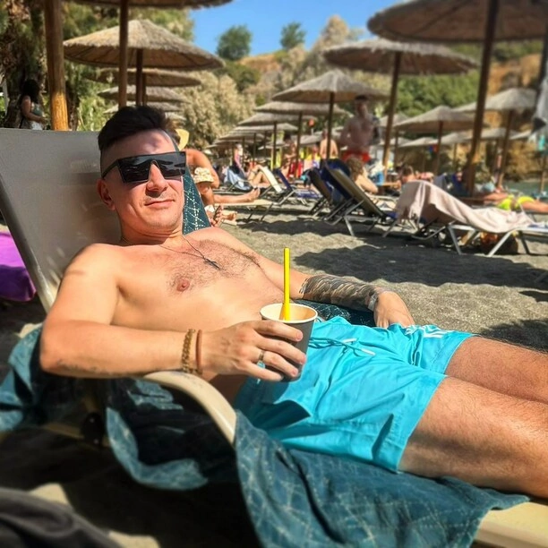 Loverboy opuścił Polskę na rzecz greckich plaż! Oto jak wokalista disco polo spędza wakacje!

