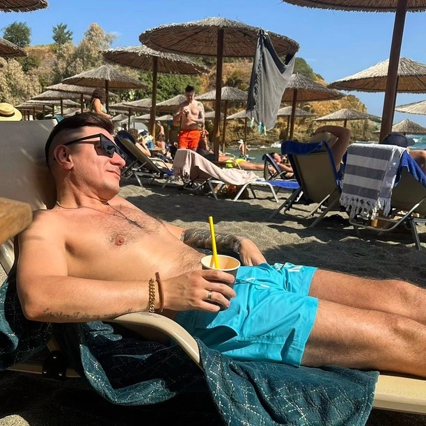 Loverboy opuścił Polskę na rzecz greckich plaż! Oto jak wokalista disco polo spędza wakacje!

