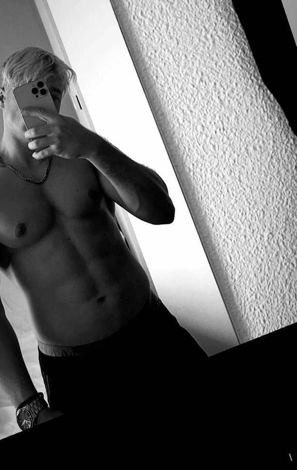 Skolim pozuje bez koszulki. Król latino w znakomitej formie