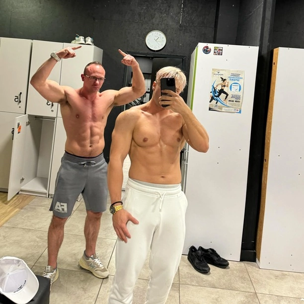 Jest bożyszczem kobiet w Polsce?! Skolim pokazał sześciopak i rozpalił internet! Fanki oszalały, co za ciało! 