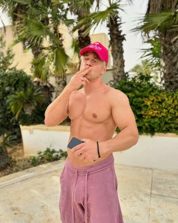 Jest bożyszczem kobiet w Polsce?! Skolim pokazał sześciopak i rozpalił internet! Fanki oszalały, co za ciało! 