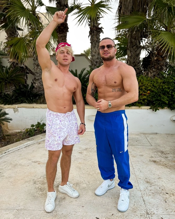 Jest bożyszczem kobiet w Polsce?! Skolim pokazał sześciopak i rozpalił internet! Fanki oszalały, co za ciało! 