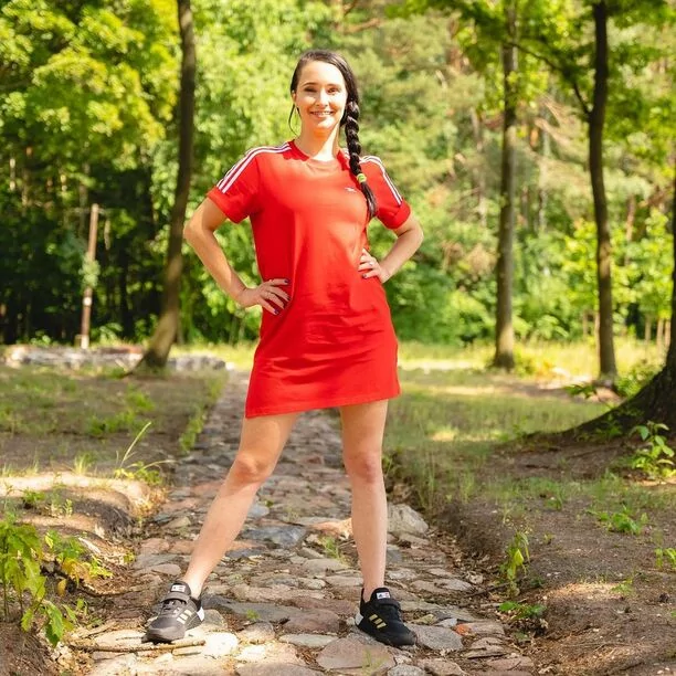 Emilia Sanecka – Daj to Głośniej kusi zgrabnymi nogami! Gwiazda disco polo oczarowała tym strojem wszystkich fanów! 