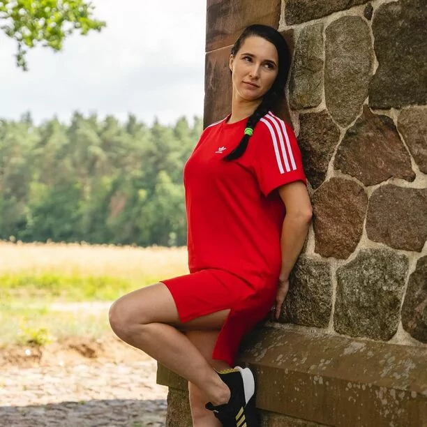 Emilia Sanecka – Daj to Głośniej kusi zgrabnymi nogami! Gwiazda disco polo oczarowała tym strojem wszystkich fanów! 