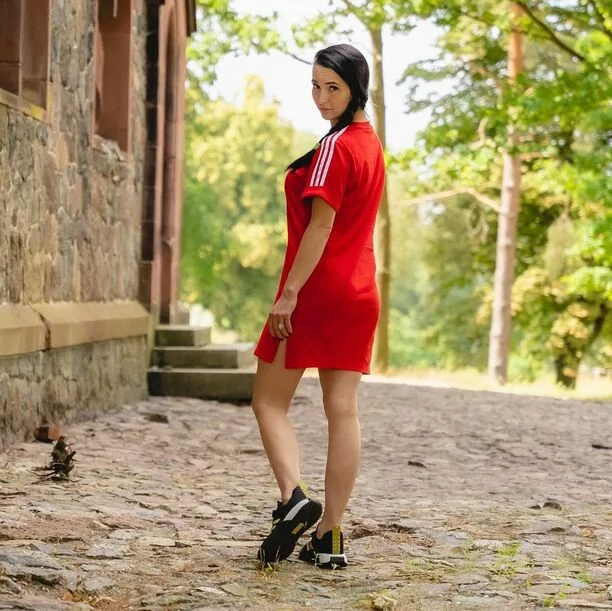 Emilia Sanecka – Daj to Głośniej kusi zgrabnymi nogami! Gwiazda disco polo oczarowała tym strojem wszystkich fanów! 