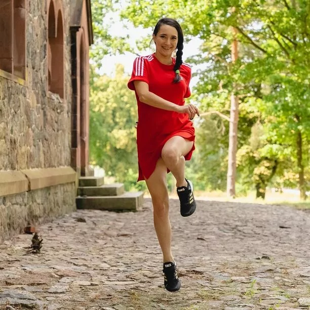 Emilia Sanecka – Daj to Głośniej kusi zgrabnymi nogami! Gwiazda disco polo oczarowała tym strojem wszystkich fanów! 