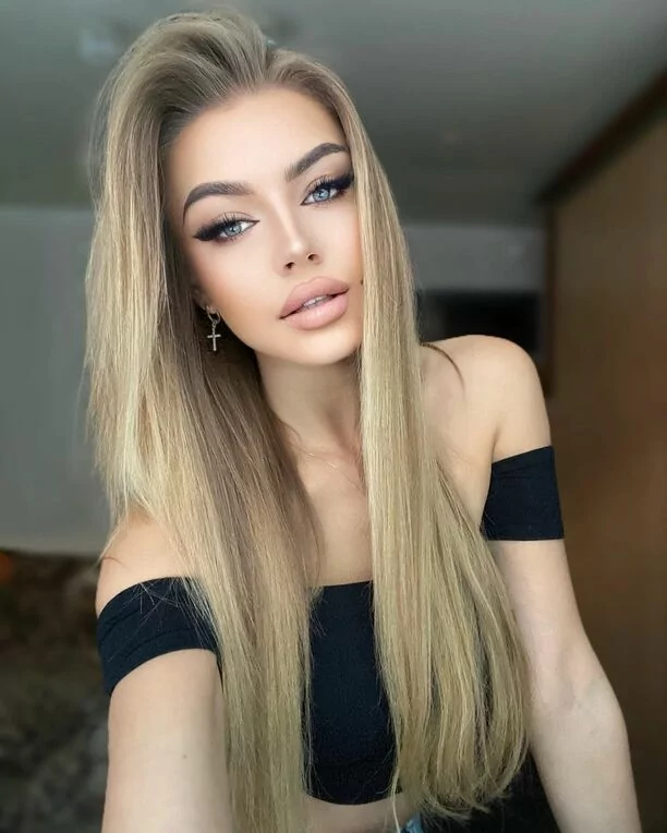 Ponętny dekolt gwiazdy disco polo!  Artystka rozpięła bluzę i odsłoniła biust! 
