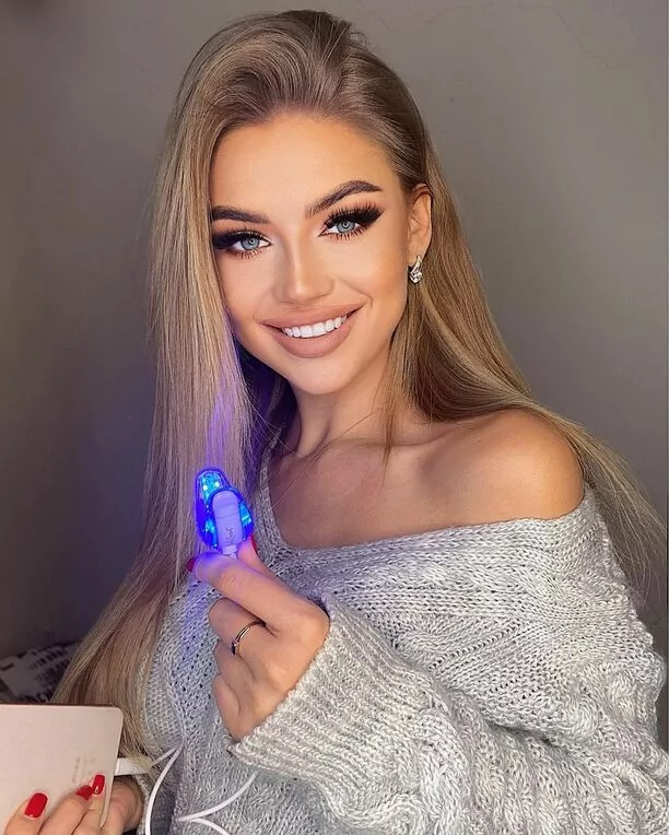 Ponętny dekolt gwiazdy disco polo!  Artystka rozpięła bluzę i odsłoniła biust! 
