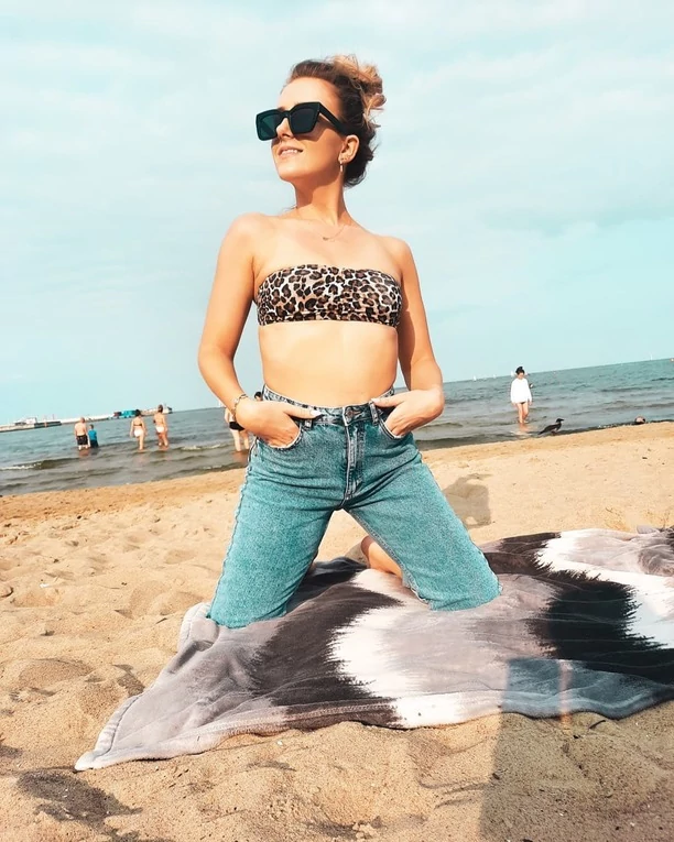 Śliczna wokalistka disco polo pozuje w skąpym bikini na plaży! Jej perfekcyjne ciało zachwyciło dosłownie wszystkich! 