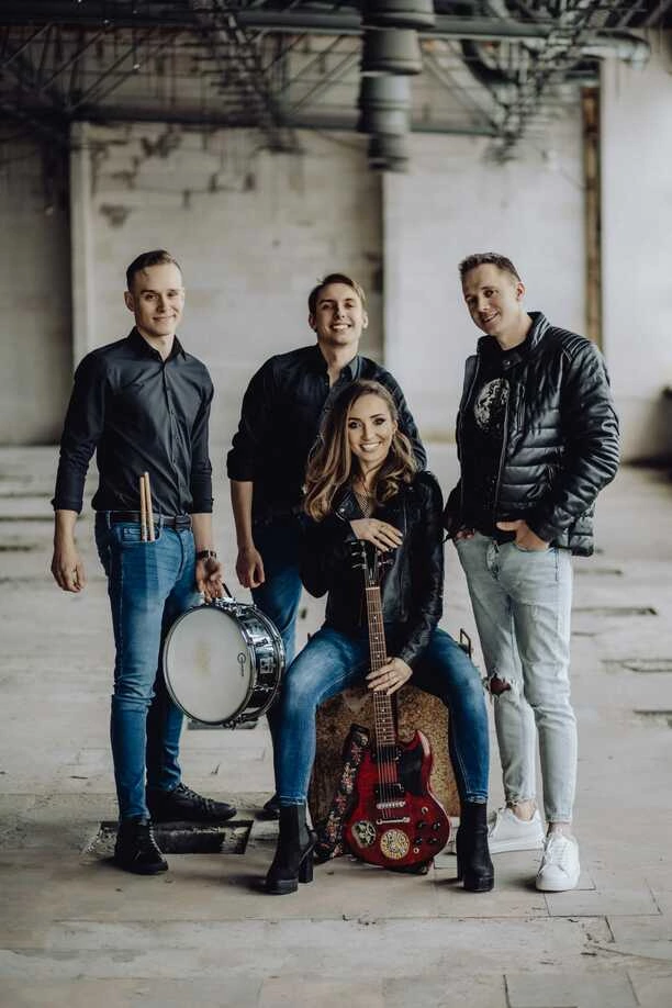 To ona zastąpiła zmarłą i uwielbianą wokalistkę disco polo Agnieszkę Mazurek. Lider Dance wraca w nowym składzie