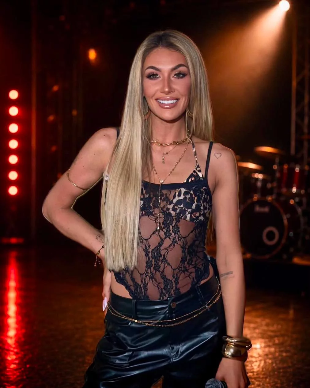 Gwiazda disco polo Małgorzata Główka w samej koronce na scenie