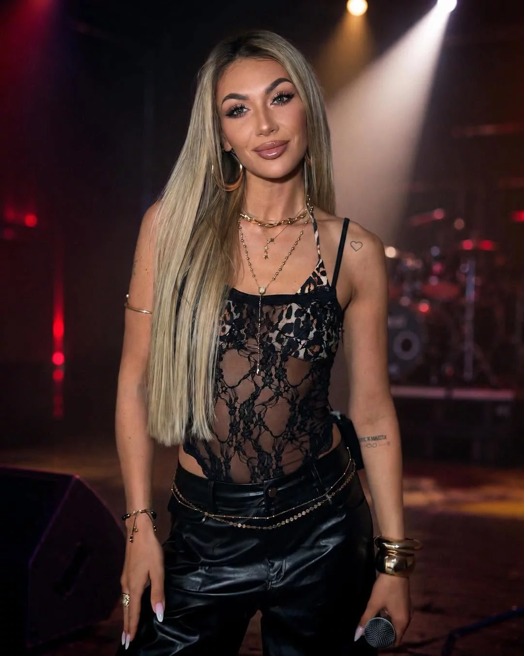 Gwiazda disco polo Małgorzata Główka w samej koronce na scenie