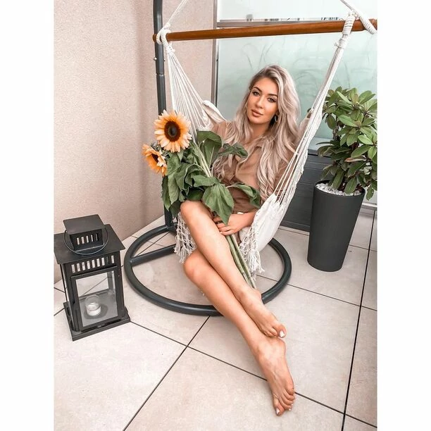 Trudno oderwać wzrok! Małgorzata Grabda – Camasutra zachwyca głębokim dekoltem i czarującymi okularami! Gwiazda disco polo hipnotyzuje!