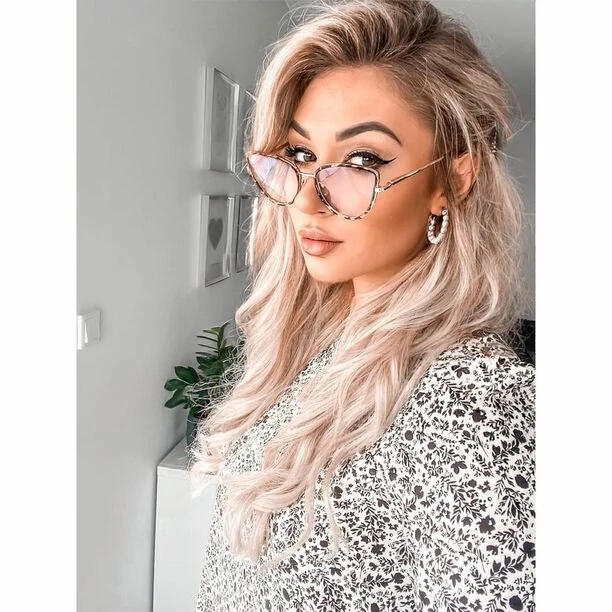 Trudno oderwać wzrok! Małgorzata Grabda – Camasutra zachwyca głębokim dekoltem i czarującymi okularami! Gwiazda disco polo hipnotyzuje!