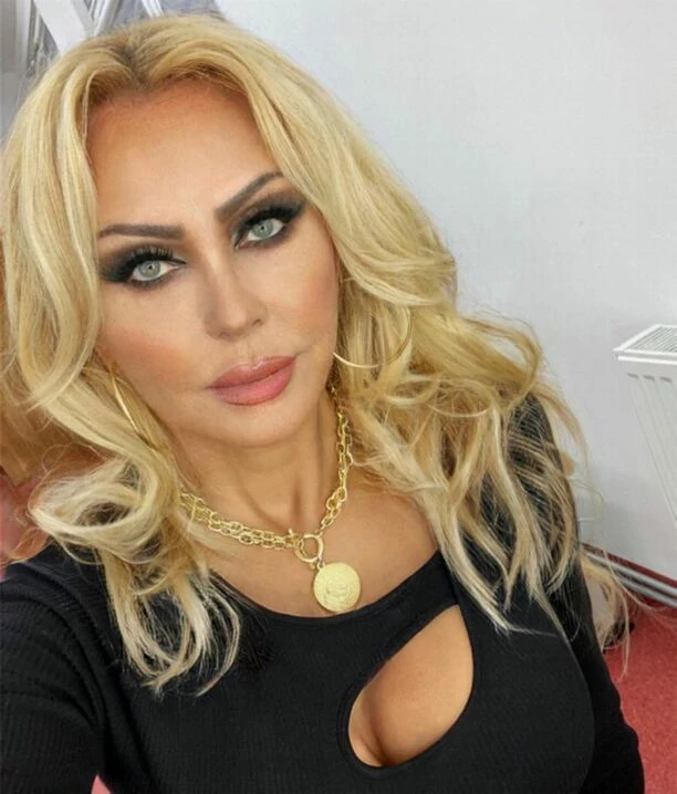 Piękne długie nogi i głęboki dekolt! 64-letnia Teresa Werner gwiazdą w mediach! 