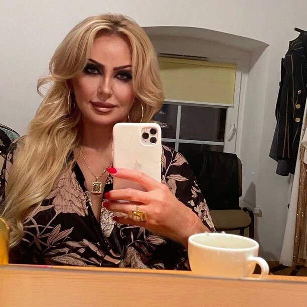 Piękne długie nogi i głęboki dekolt! 64-letnia Teresa Werner gwiazdą w mediach! 