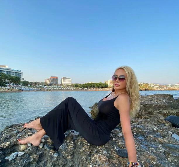 Piękne długie nogi i głęboki dekolt! 64-letnia Teresa Werner gwiazdą w mediach! 