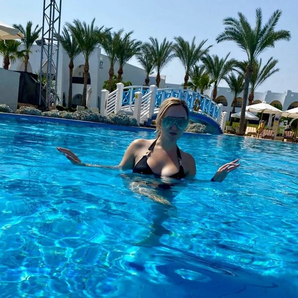 Popularna gwiazda disco polo bez skrępowania odsłoniła ciało podczas podroży poślubnej w Egipcie! Fani już komentują! 