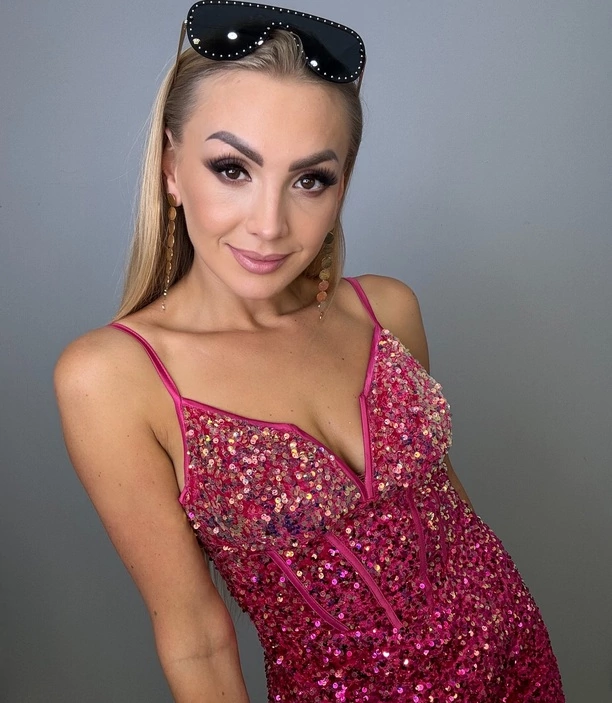 Najpiękniejsza żona disco polo? Joanna Narożna zachwyca różową kreacją i uroczym uśmiechem
