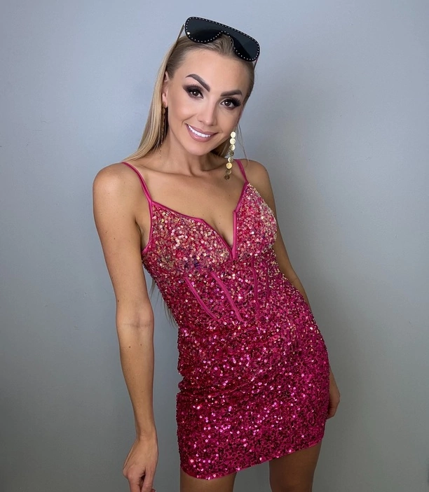 Najpiękniejsza żona disco polo? Joanna Narożna zachwyca różową kreacją i uroczym uśmiechem
