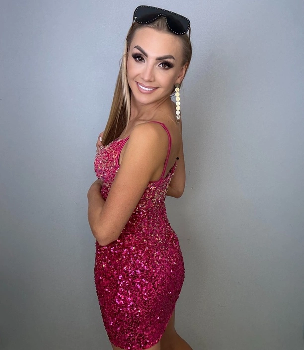 Najpiękniejsza żona disco polo? Joanna Narożna zachwyca różową kreacją i uroczym uśmiechem
