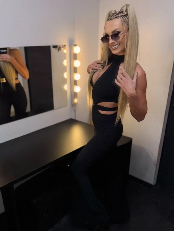 Joanna Narożna pokazała się w stroju z głębokim dekoltem