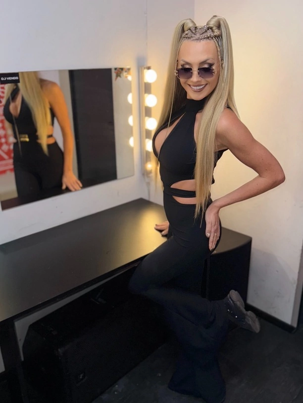 Joanna Narożna pokazała się w stroju z głębokim dekoltem