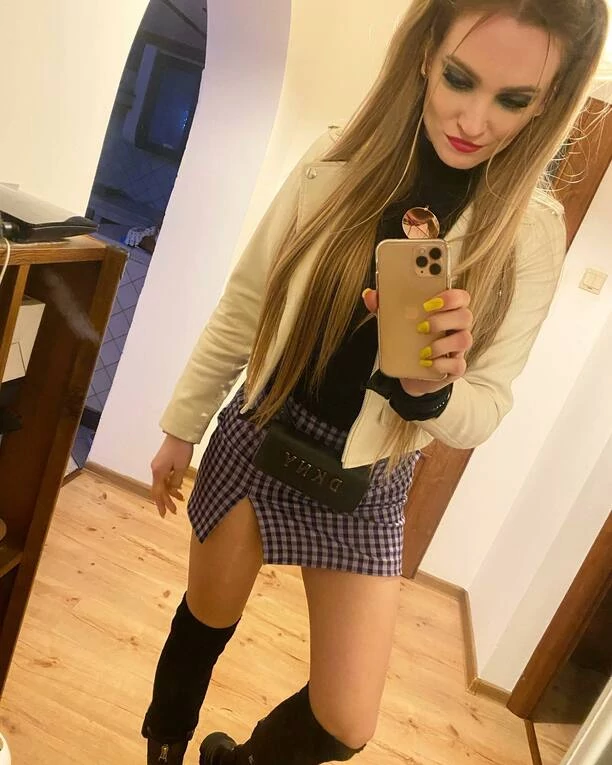 Zjawiskowa wokalistka disco polo kusi w kusej spódnicy! Uwagę zwracają jej zgrabne nogi! 