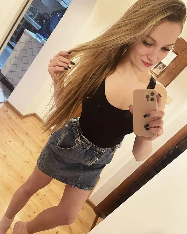 Zjawiskowa wokalistka disco polo kusi w kusej spódnicy! Uwagę zwracają jej zgrabne nogi! 