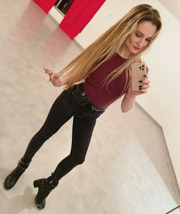 Zjawiskowa wokalistka disco polo kusi w kusej spódnicy! Uwagę zwracają jej zgrabne nogi! 