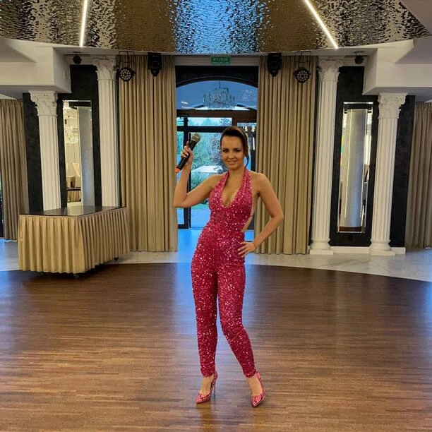 Czadowa Mamuśka: wokalistka disco polo podbija serca fanów swoim kuszącym wyglądem! Dekolt robi wrażenie