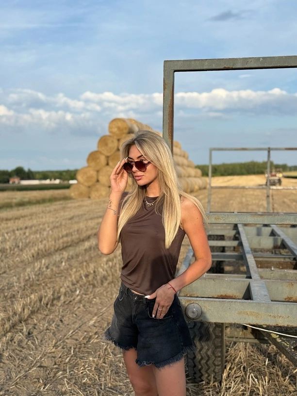 Małgorzata Główka z CamaSutry pozuje przy sianie! Fani przecierają oczy na widok zdjęć z pola

