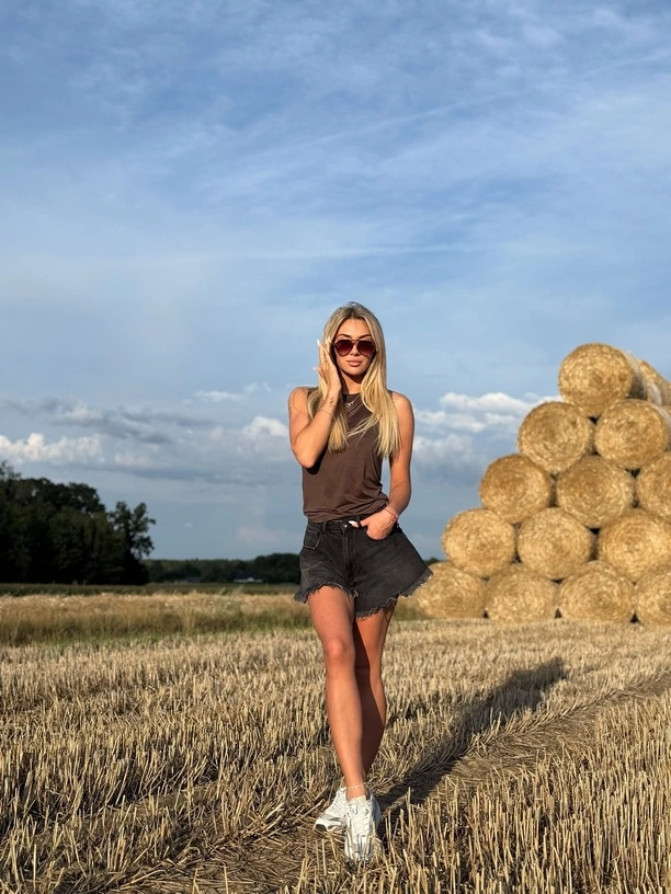 Małgorzata Główka z CamaSutry pozuje przy sianie! Fani przecierają oczy na widok zdjęć z pola

