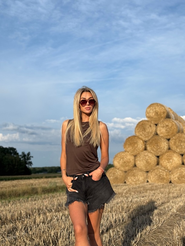 Plik Malgorzata-Glowka-z-CamaSutry-pozuje-przy-sianie-3.jpg