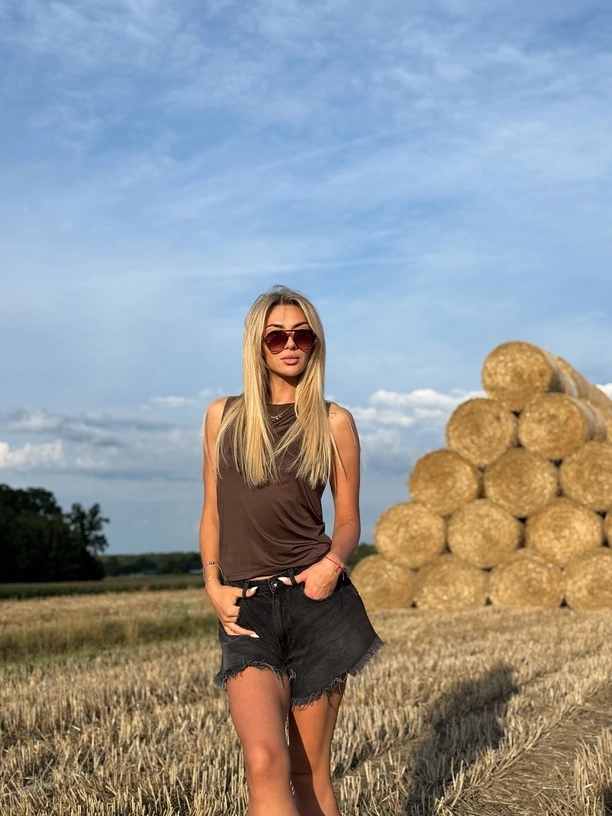 Małgorzata Główka z CamaSutry pozuje przy sianie! Fani przecierają oczy na widok zdjęć z pola

