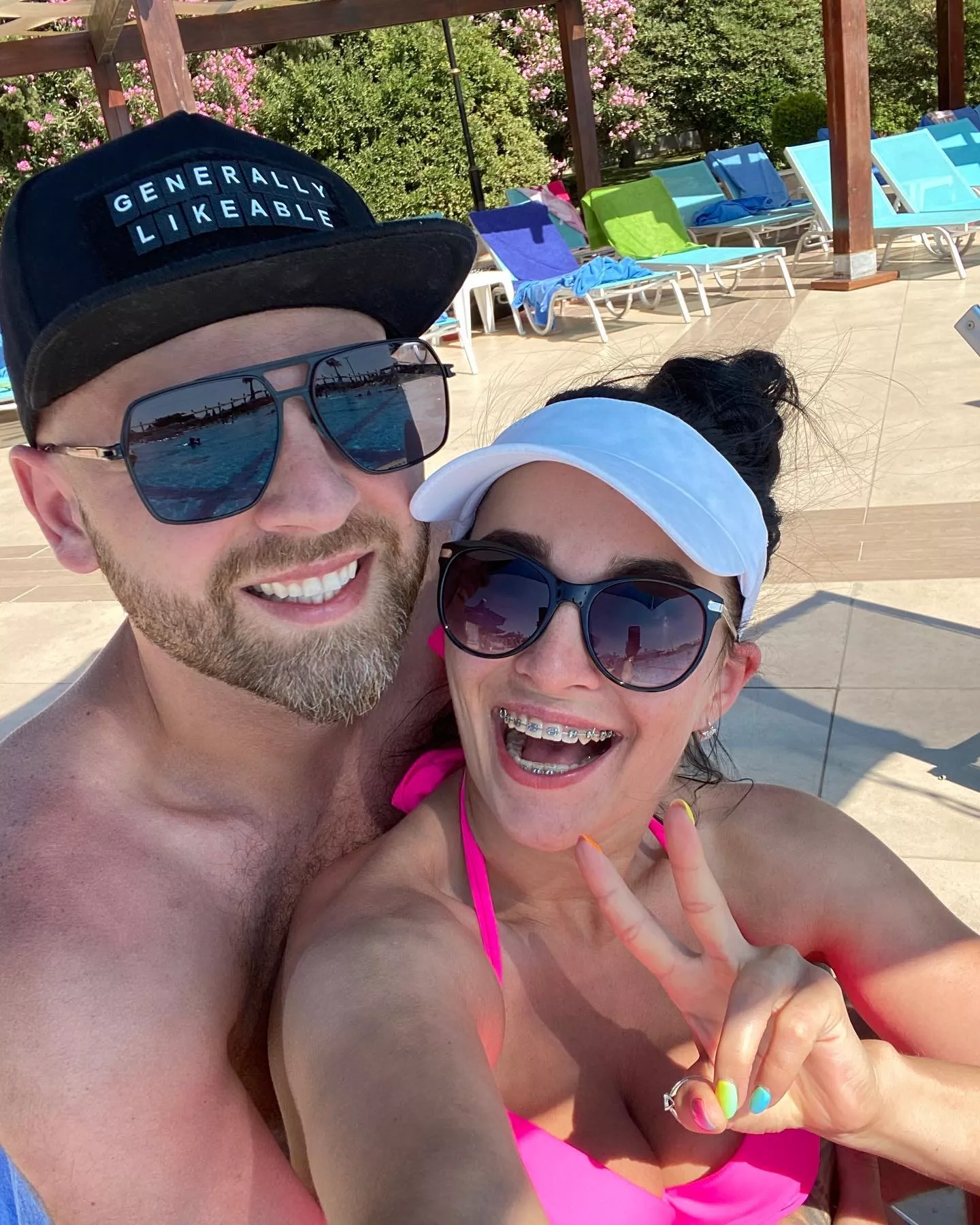 Emilia Sanecka pokazała pierścionek zaręczynowy! Gwiazda powiedziała „tak„ miłości swojego życia! Wiemy kim jest wybranek wokalistki!