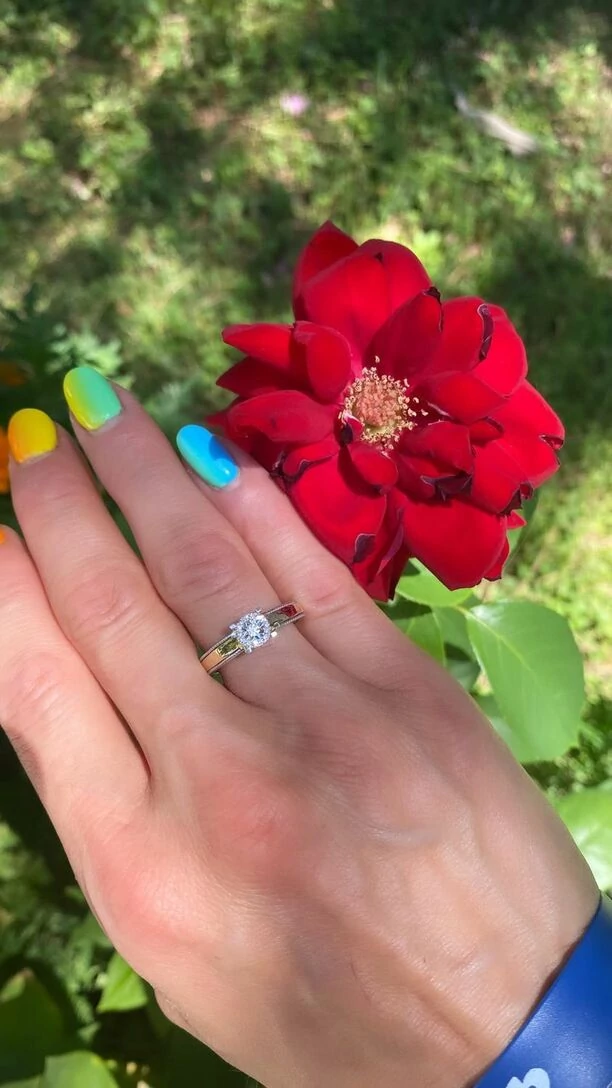 Emilia Sanecka pokazała pierścionek zaręczynowy! Gwiazda powiedziała „tak„ miłości swojego życia! Wiemy kim jest wybranek wokalistki!