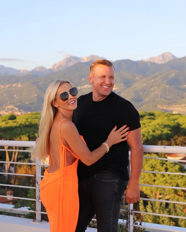 Monika Chwajoł w czułych objęciach męża! Wzruszające zdjęcia, poruszyły serca fanów disco polo!
